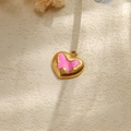 Detail eines goldenen Herzanhängers mit rosa Schmetterlings-Emaille für DIY-Schmuck - Rosa (TP0998-02-pink)