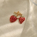 Detailansicht der 304 Edelstahl Erdbeer-Anhänger mit roter Emaille und goldenem Finish - Rote Doppel-Erdbeere (TP1058-02-red)