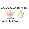 Macrodetail van kroonhangers van 0,7 cm in goud en roze emaille voor DIY-sieraden - Roze Kroon Stijl (TP1114-02-pink)