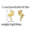 Macro detail van flamingo hangers met 20mm hoogte en gele emaille afwerking - Gele flamingo