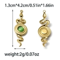 Detailansicht der Vorder- und Rückseite des Schlangenanhängers aus Edelstahl mit Katzenauge - Schlangenform Goldfarbe Grünes Katzenauge Stil (TP1195-02-green)