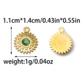 Vorder- und Rückansicht des Edelstahl-Sonnenanhängers mit grünem Katzenaugenstein - Blumenform Gold Basis Grüner Stein Stil (TP1201-02-green)