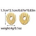 Detail eines goldenen Edelstahl-Ovals mit Wellenstruktur und Größe von 1,7x2,1 cm - Welliger Ovaler Stil (TP1159-02)