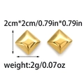 Makro-Detail quadratischer goldener Edelstahl-Ohrstecker mit Größen- und Gewichtsangaben - Quadratischer Pyramidenstil (TP1157-02)