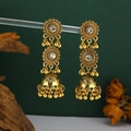 Dettaglio di orecchini Jhumka indiani dorati con borchie a sole e nappe a campana - Bianco (Strass Bianchi) Oro Antico