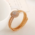 Luxe goudkleurige schakelarmband met een fonkelende ronde bedel bezet met kristallen - KC Goud met witte strass-steentjes