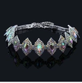 Détail d'un choker argenté orné de strass multicolores et fermoir mousqueton brillant - Style Strass Œil de Cheval Multicolore (BL002)
