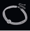 Nahaufnahme von silbernem Strass-Choker mit Karabinerverschluss und verstellbarer Kette - Fünfreihiger weißer Strass-Stil (BL003 Weiß-Weißgold-Finish)