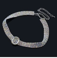 Détail du collier choker argenté à 5 rangs de strass avec pendentif rond et fermoir mousqueton - Style à cinq rangées de strass irisés (BL003 Blanc AB, Plaqué or blanc)