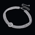 Kurze mehrlagige Strass-Choker-Halskette mit funkelnder Rundschnalle und silbernem Finish - Weiß