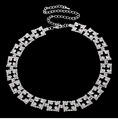 Detailansicht eines silbernen Chokers mit quadratischen Gliedern und funkelnden Strasssteinen - Quadratischer Kreuz-Stil mit Strass und Aussparungen (Weißgold-Optik)