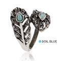 Detalle de anillo de pluma plateado con piedras negras y acentos de cristal azul - 18# / Plata Antigua-Azul Lago