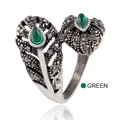 Vista macro detallada del anillo vintage con piedras verdes y diamantes negros - Plata Antigua Verde
