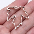 Vintage Silber Ahornblatt Anhänger aus Metall mit Hängeschlaufe in der Hand - Antiksilber