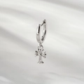 Orecchino a cerchio in argento con ciondolo a croce gotica e finitura in metallo lucido - Stile Croce in Pizzo Liscio (A874-2)