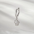 Orecchini a cerchio con croce in argento e intarsio in madreperla bianca su seta - Stile Croce in Conchiglia (A874-5)