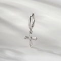 Orecchino a cerchio argento con pendente a croce in zircone su sfondo di seta bianca - Stile Croce Geometrica (A874-6)