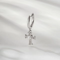 Orecchino a cerchio con croce d'argento, cuore centrale e pietre di zircone lucenti - Stile Croce Cuore (A874-7)