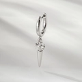 Orecchino a cerchio argento con pendente a croce e pugnale su sfondo di seta grigia - Stile Croce con Punte (A874-8)