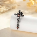 Boucle d'oreille croix gothique noire avec cristal rouge et serpent entrelacé - Design de Croix de Serpent (Pièce Unique) (A935)
