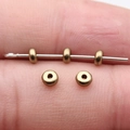 Flache runde Abstandsperlen aus Messing für DIY-Schmuck auf einer Metallnadel - Antikbronze