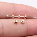 Goldene 4mm flache Abakus-Perlen für DIY-Schmuck auf der Fingerspitze zur Skalierung - KC Gold