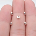 Cinq perles d'espacement argentées de 4 mm pour bijoux DIY sur le bout du doigt - Or blanc