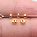 Perles d'espacement dorées rondes et plates pour la création de bijoux sur aiguille - Or Brillant