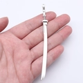 Ciondolo a forma di spada samurai in argento antico tenuto in mano per visualizzare la taglia - Argento antico