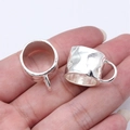 Silberne strukturierte Ringe in Tassenform mit Hammerschlag-Optik in der Hand gehalten - Hellsilber