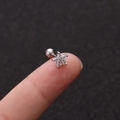 Detailansicht des Blumen-Piercingsteckers mit Zirkonia und sicherem Schraubverschluss - Fünfblättrige Blume Silber Stil (No.11 Silber) / 1.2x6mm (Stabdicke x Länge)