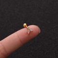 Detaillierte Makroansicht von Goldohrsteckern mit V-förmigen Zirkonia und Schraubverschluss - V-förmiges Blatt Gold Stil (No.2 Gold) / 1.2x6mm (Stabdicke x Länge)