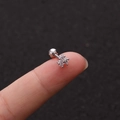 Makroaufnahme von Helix-Piercing aus Edelstahl mit drei Zirkonia-Steinen in Silber - Dreidiamanten-Blütenblattstil Silber (No.1 Silber) / 1.2x6mm (Stabdicke x Länge)