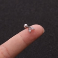 Detail von Markiseschliff-Zirkon-Ohrstecker mit sicherem Schraubverschluss auf der Fingerspitze - Blattförmiger Doppelstein-Stil (No.2 Silber) / 1.2x6mm (Stabdicke x Länge)