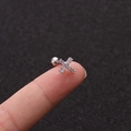 Makroaufnahme von Kreuz-Ohrstecker aus Silber mit Zirkonia und Schraubverschluss - X-Form Kreuz-Stil (No.5 Silber) / 1.2x6mm (Stabdicke x Länge)