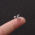 Makroaufnahme eines silbernen Halbmond-Ohrsteckers mit Zirkonia, gehalten von Fingern - Sichelmond Silber Strass Stil (No.6 Silber) / 1.2x6mm (Stabdicke x Länge)