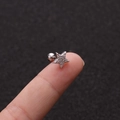 Nahaufnahme des Stern-Ohrsteckers mit Zirkonia-Besatz und Schraubverschluss aus Stahl - Stern-Stil (No.9 Silber) / 1.2x6mm (Stabdicke x Länge)