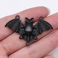 Ciondolo a pipistrello nero opaco gotico in lega con tre fori per gioielli fai-da-te - Pipistrello (D11818_30x48mm)