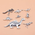 Set mit 8 antiken silbernen Dino-Anhängern inklusive Skeletten für DIY-Schmuckdesign - Antiksilber