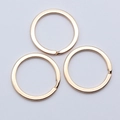 Drei hellgoldene flache Spaltringe für DIY-Schlüsselanhänger im minimalistischen Design - 25mm / KC Gold