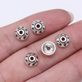 Perles d'espacement soleil et lune en alliage d'argent vintage tenues à la main pour taille - Argent antique