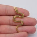 Gedetailleerde gouden slangen hanger DIY accessoire met vintage textuur getoond op hand - Antiek Goud
