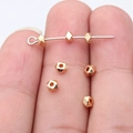 Goldfarbene facettierte geometrische Perlen für DIY-Schmuck auf Fingerspitzen zur Größenanzeige - KC Gold