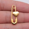 Pendentif épingle de sûreté cœur doré tenu en main pour souligner sa taille miniature - Or Brillant