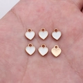 Set mit sechs weißen Emaille-Herzanhängern mit goldenem Legierungsrand für DIY-Schmuck - Weiß (D20047_U01-A47)