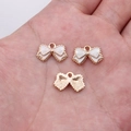 Pendentifs nœud en alliage avec émail rose et blanc et bordure perlée dorée - Blanc (D20052_U01-A52)
