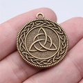 Colgante vintage de bronce con nudo celta triquetra y diseño tejido redondo - Bronce Antiguo