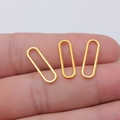 Drei minimalistische vergoldete ovale Anhänger-Verbinder auf der Hand präsentiert - Glänzendes Gold (D12318)