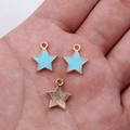 Hellblauer Sternanhänger mit goldener Metallrückseite in der Hand zur Größenreferenz - Himmelblau (D20129_U01-B39)