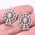 Antik-silberne Riesenrad-Anhänger aus Zinklegierung, Nahaufnahme mit feinen Vintage-Details - Antiksilber